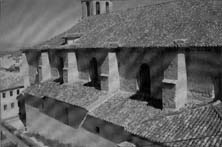 Este es el lateral de la iglesia Mayor por donde transcurre el Caz Mayor. Por este motivo, y por la cercan&iacute;a de la ladera de la Alcazaba, ha sido siempre la parte m&aacute;s perjudicada del templo.